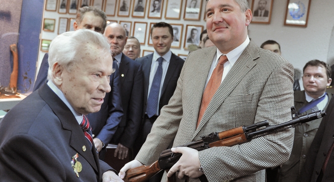 Chefe da Comissão da Indústria belica Dmitri Rogózin (à dir.) com Mikhail Kalashnikov (à esq.). Foto: RIA Nóvosti
